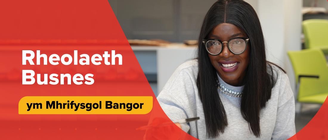 Mae myfyriwr yn eistedd mewn ystafell seminar yn gwenu ac yn dal beiro. Mae graffig tarian goch gyda'r testun 'Rheoli Busnes ym Mhrifysgol Bangor' wedi'i osod ar draws y ddelwedd.