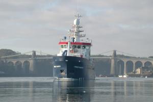 Llong ymchwil Prince Madog ar Y Fenai 