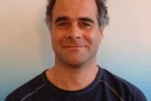 Llun proffil o Dr Ramsey MacFarlane