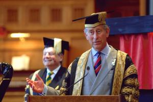 Y Brenin Siarl III yn annerch yn Neuadd Prichard Jones ystod ymweliad â Prifysgol Bangor ym Mehefin 2009.