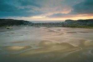  Gelir weld banciau tywod a sianeli yn y llun yma o'r awyr tuag at lan y môr gorllewinol, Llandudno.channels canbe seen in this low tide aerial view taken above the coast looking towards West Shore, Llandudno