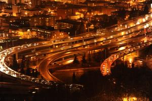  Traffig Seattle  o bell yn y nos