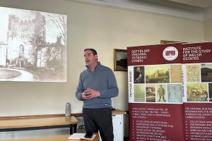 Image of Ciaran Reilly giving a lecture