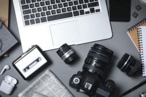 Offer newyddiaduraeth, Gliniadur, Camera, Lens Camera, llyfr nodiadau a Dictaffon