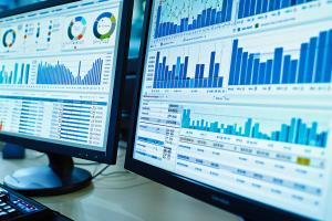 Siart data economaidd ar sgrin cyfrifiadur