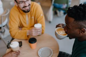 Grŵp o fyfyrwyr yn sgwrsio