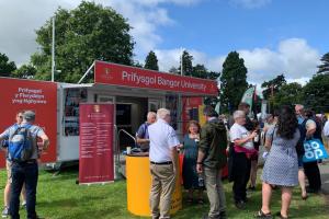 Trelar Prifysgol Bangor gydag aelodau o'r cyhoedd yn ymgynnull