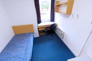 Ffriddoedd - Ensuite Large with a bed, desk, chair and shelves