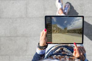 Cynllun bras o Fyfyriwr yn defnyddio taith rithwir ar iPad