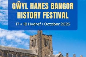 Poster ar gyfer yr ŵyl yn cynnwys prif Adeilad Prifysgol Bangor, gyda choed yn y blaendir ac awyr las yn y cefndir