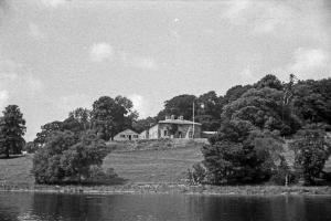 Photograph of a house at the edge of a lake