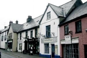 Ffotograff o ffrynt stryd gyda sawl ffenestr siop