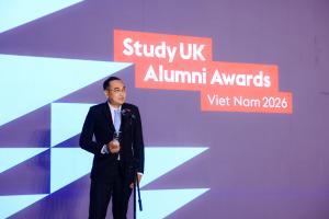 Long Uv giving acceptance speech