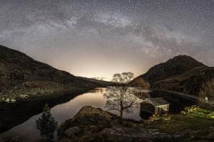 Gall llygredd golau darfu ar rythmau biolegol organebau gwyllt. Mae Parc Cenedlaethol Eryri, sy’n Warchodfa Awyr Dywyll Ryngwladol, ar garreg drws Prifysgol Bangor.