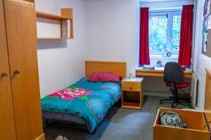 Bryn Dinas JMJ En Suite Classic Welsh Speaker Exclusive Room - with bed, wardrobe, desk and a chair