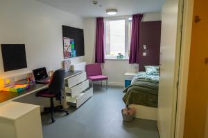 Ystafell en-suite deluxe Santes Fair gyda gwely, desg a chadair