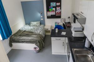 St Mary's studio Premium, with bed desk, toaster, microwave, kettle