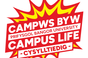 Logo ar ffurf cartŵn mewn coch, melyn a gwyn, gyda’r geiriau “Campws Byw, Prifysgol Bangor University, Campus Life - Cysylltiedig”.