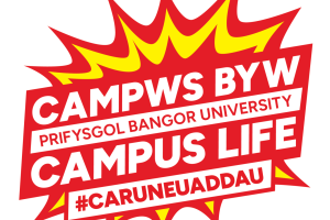 Logo ar ffurf cartŵn mewn coch, melyn a gwyn, gyda’r geiriau “Campws Byw, Prifysgol Bangor University, Campus Life - #CaruNeuaddau”.