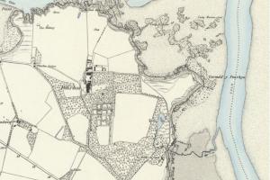 Map gyda'r tir wedi'i nodi mewn lliw hufen golau a'r dŵr mewn glas golau.