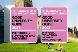 Llun o logo Gwobr Sunday Times 2026 gyda adeilad Pontio yn y cefndir