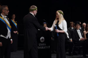 Enlli Thomas receives honarary degree from Umea University