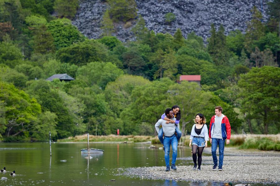 Myfyrwyr yn mwynhau ger y Llyn yn Llanberis