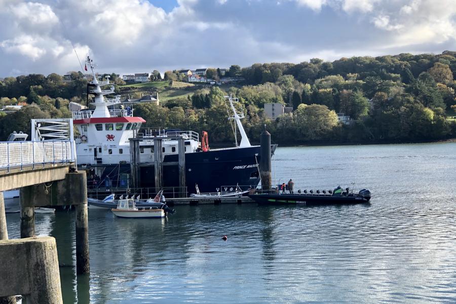 Prince Madog, llong ymchwil y Brifsygol ar y Fenai 