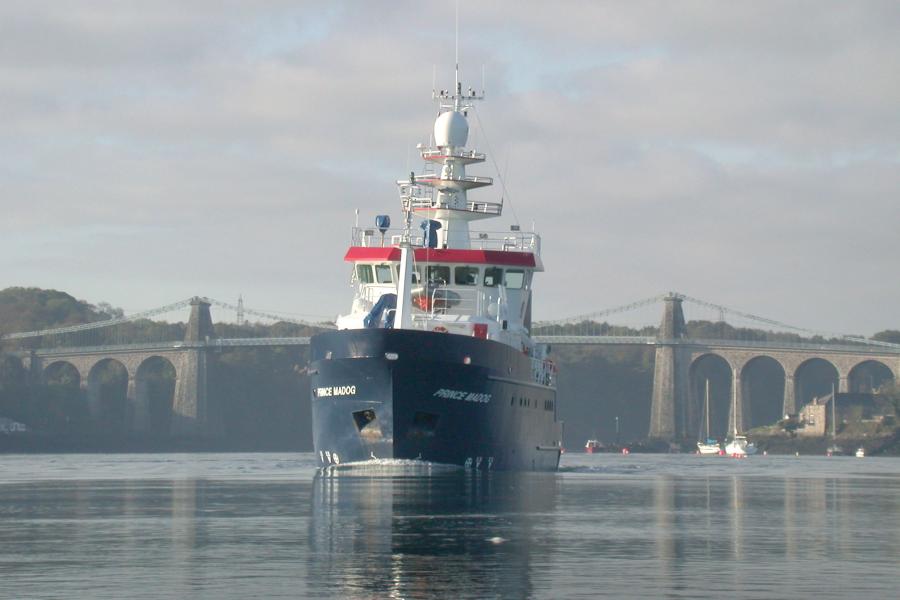 Llong ymchwil Prince Madog ar Y Fenai 