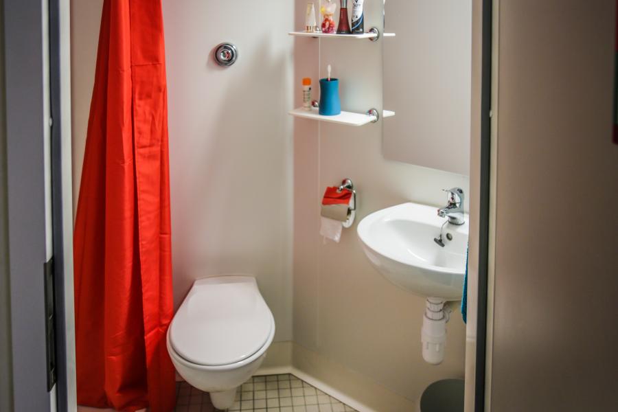 En-suite bathroom in Adda halls of residence at Ffriddoedd Student Village