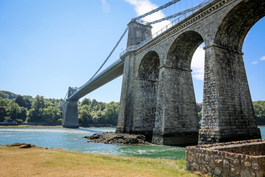 Pont Menai, yn edrych i fyny o ochr Ynys Môn 