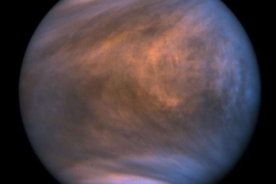 Llun o Fenws, sy'n dangos y cymylau, a gymerwyd gan ddelweddwr uwchfioled y Venus Climate Orbiter Akatsuki (27 Tachwedd 2018)