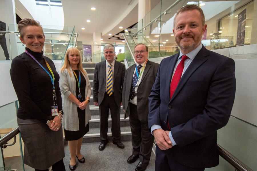 O'r chwith: Prif Weithredwr Cambria, Yana Williams; Sue Price, Pennaeth; Yr Athro r Iwan Davies, Is ganghellor Prifysgol Bangr;  Yr Athro Tim Wheeler, Llywodraethwr Cambria a Jeremy Miles AS, Gweinidog y Gymraeg ac Addysg.