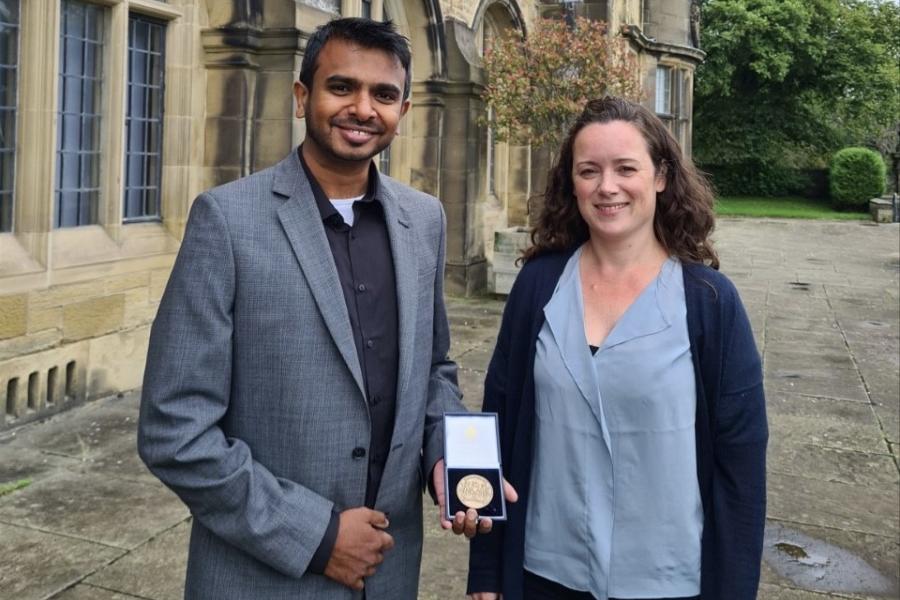 Nebu George gyda Dr Kate Waddington