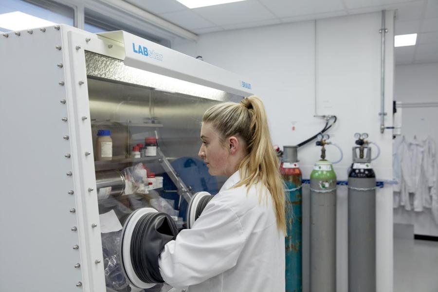 A female researcher works in a laboratory