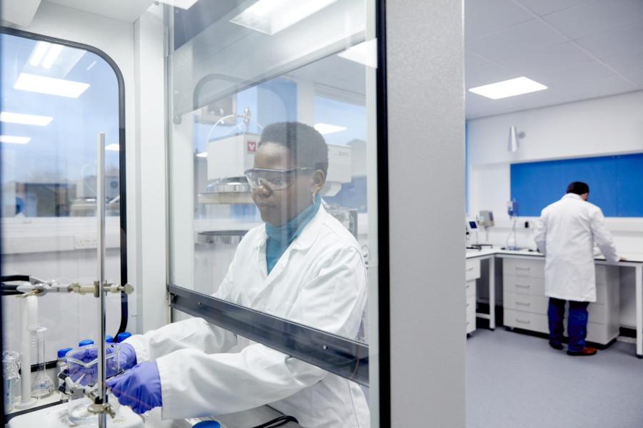 A female researcher works in a laboratory