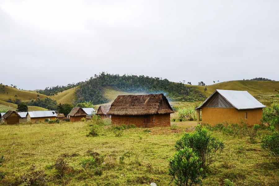 Pentref ar cyrrion coedwig, Madagascar