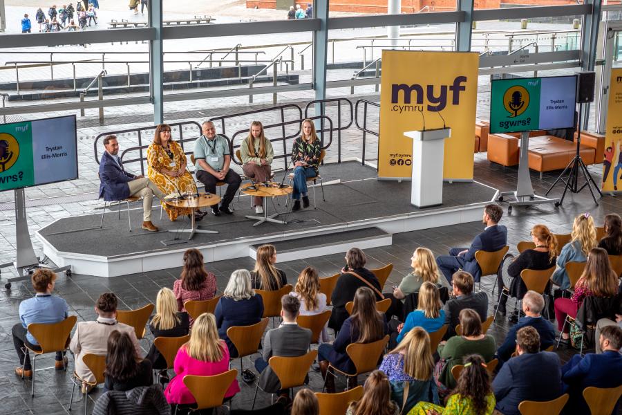 Trystan Ellis-Morris, who presents the podcast Sgwrs? (Chat?) hosting a panel discussion with Endaf Evans from Bangor University's Student Support department and two students from the university, Kayley Sydenham and Alys Hall