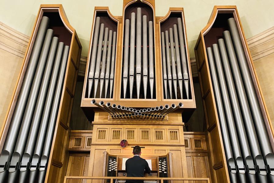 Steven Evans on the organ at Prichard-Jones Hall