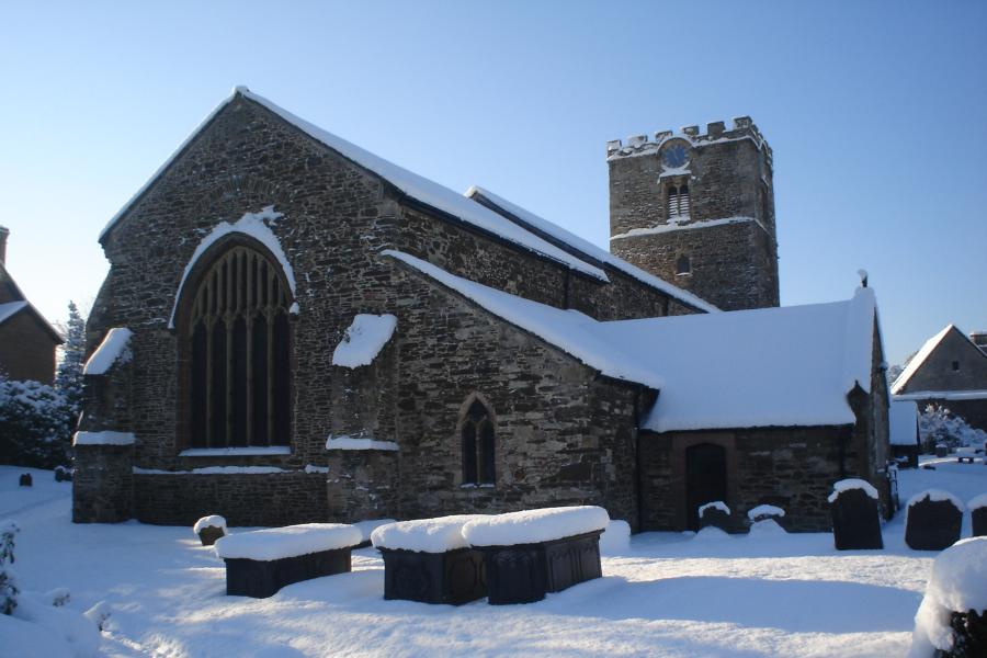 Eglwys y Santes Fair, Conwy, yn yr eira