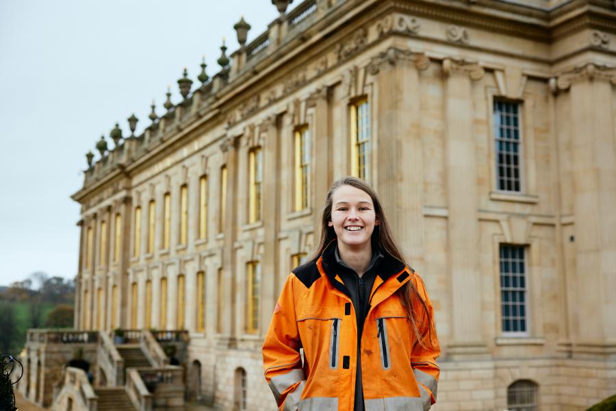 Jemima Letts, graddedig mewn Coedwigaeth, yn gweithio fel cynorthwyydd coedwigaeth yn Stad Chatsworth