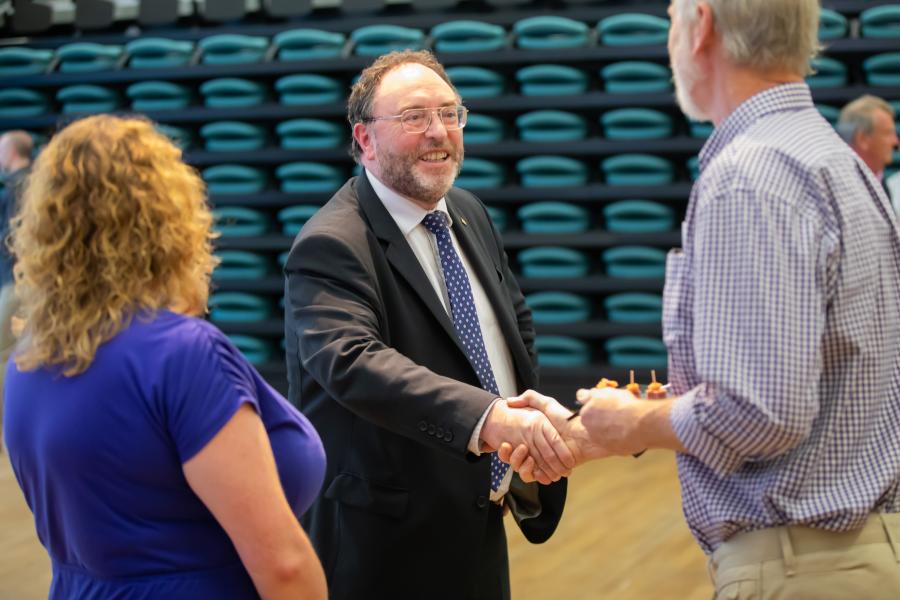 Yr Is-ganghellor yn ysgwyd llaw hefo cyn-fyfyriwr / Vice-Chancellor shaking hands with an alumnus