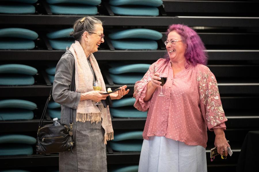 Dwy cyn-fyrywyr yn chwerthin / Two alumni laughing with drinks