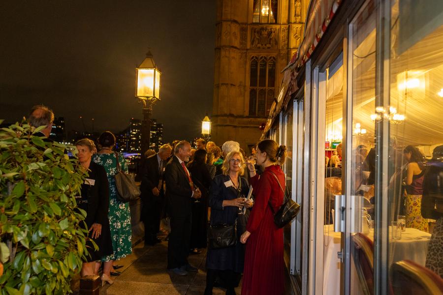 Cyn-fyfyrwyr ar y teras / Alumni on the terrace