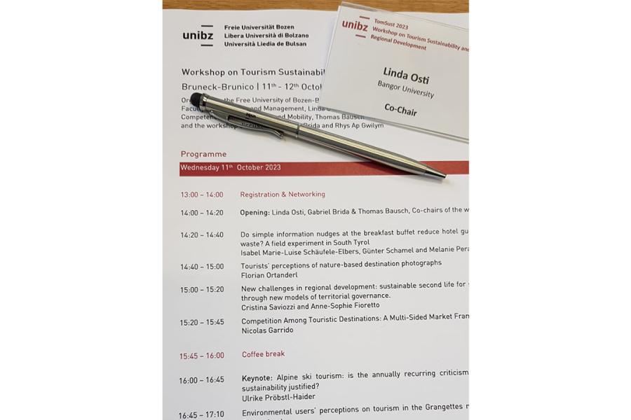 Picture of the programme from the event TomSust 2023 with name badge for Linda