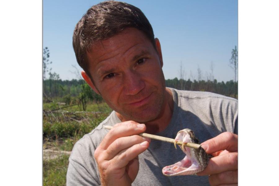 Steve Backshall yn dangos dannedd y neidr