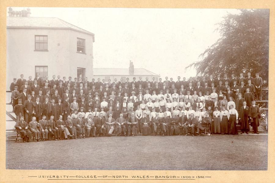 photograph of the Student Body and Staff from the 1900/01 academic year