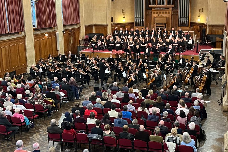 Cerddorfa Symffoni a Chorws Prifysgol Bangor o galeri Neuadd Prichard-Jones