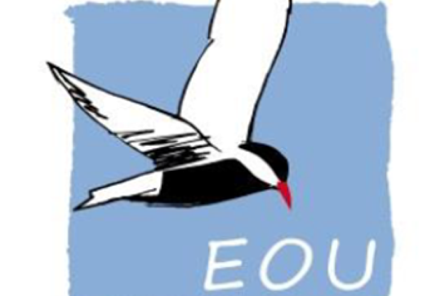 Logo European Ornithologists' Union o aderyn yn hedfan gyda'r llythrennau EOU
