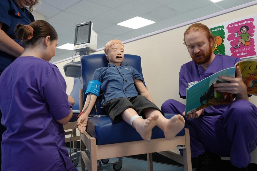 Myfyrwyr Nyrsio Plant efo claf ffug 